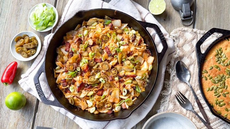 Poêlée de chou cowboy avec garnitures et pain de maïs