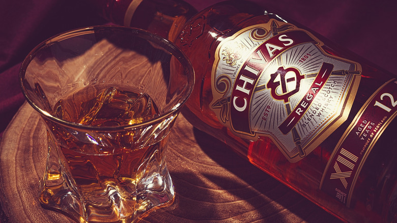 Bouteille Chivas 12 ans à côté d'un verre à whisky