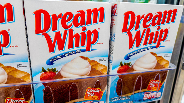 Boîtes de Dream Whip sur une étagère de magasin