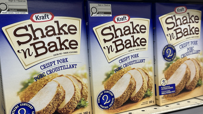 Paquets de Shake and Bake sur une étagère de magasin
