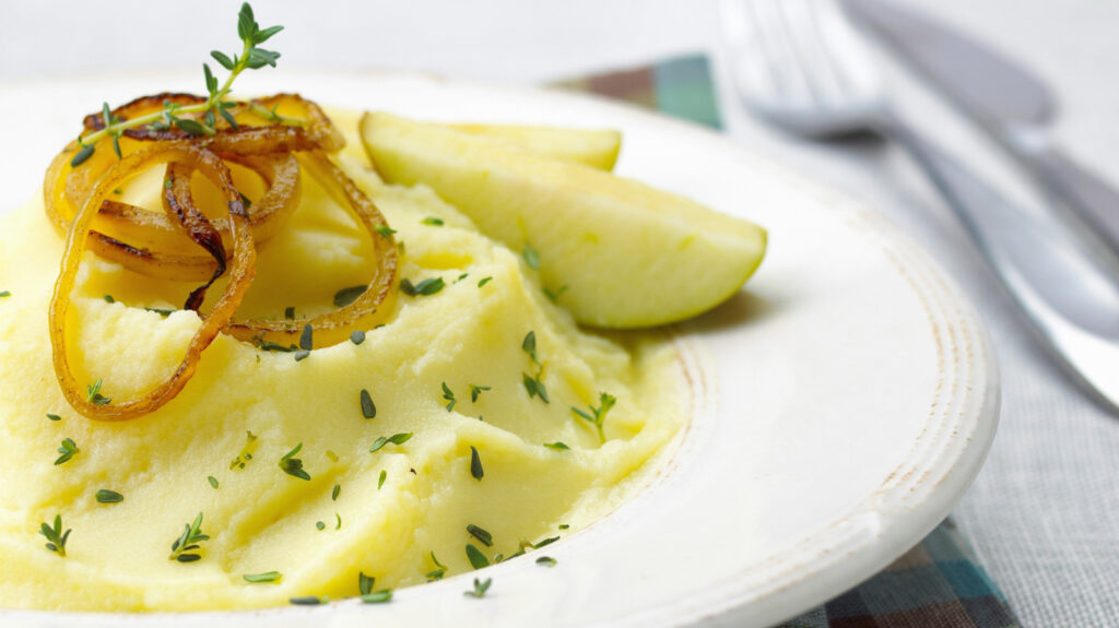 Si vous avez des pommes de terre, des pommes et des oignons, vous pouvez préparer un simple repas réconfortant allemand