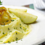 Si vous avez des pommes de terre, des pommes et des oignons, vous pouvez préparer un simple repas réconfortant allemand