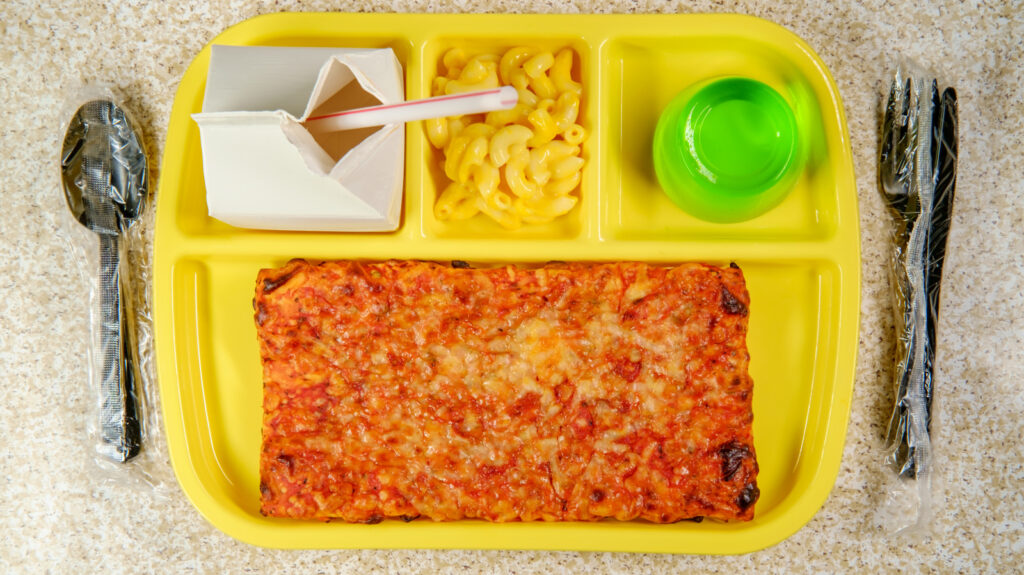 Un chef à domicile nostalgique prépare une pizza à la cafétéria « Old School Lunch » comme nous en mangions quand nous étions enfants