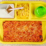 Un chef à domicile nostalgique prépare une pizza à la cafétéria « Old School Lunch » comme nous en mangions quand nous étions enfants