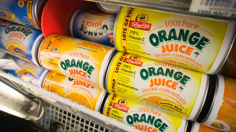 Boîtes de jus d'orange concentré surgelé dans le congélateur d'une épicerie.
