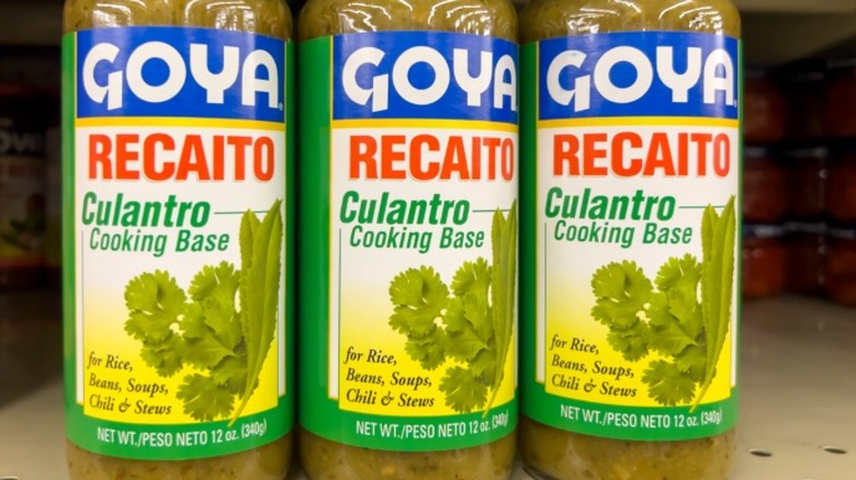 Des pots de Goya recaito alignés sur une étagère de magasin.