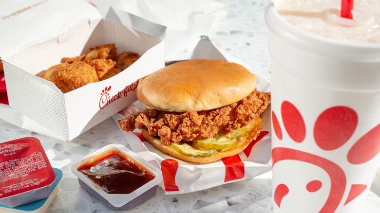 Sandwich Chick-Fil-A assis à côté d'un verre et d'une boîte de nuggets