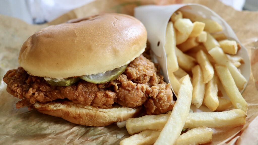 Le premier sandwich au poulet frit de restauration rapide a été lancé en 1967 – et ce n'était pas de KFC ou Popeyes