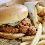 Le premier sandwich au poulet frit de restauration rapide a été lancé en 1967 – et ce n'était pas de KFC ou Popeyes