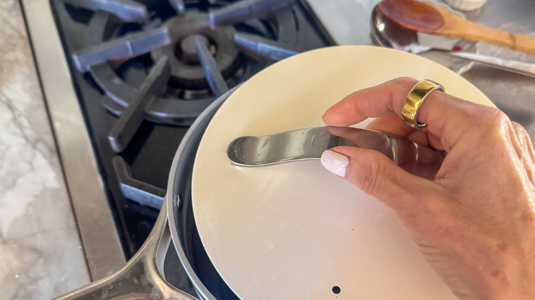 Casserole couvrant les mains avec couvercle
