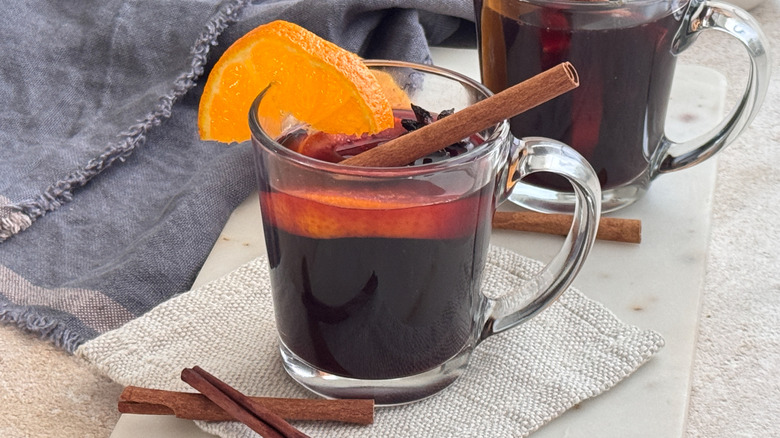 vin chaud dans une tasse avec garnitures