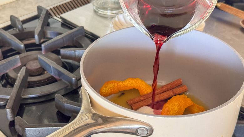 verser du vin rouge dans une casserole