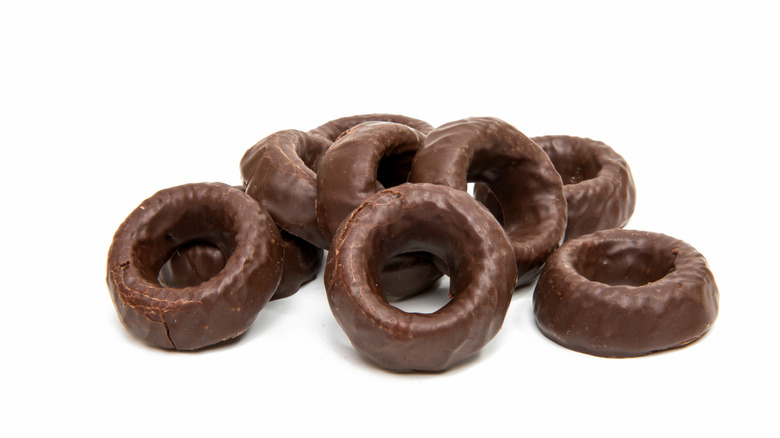 Un tas d'anneaux de chocolat sur fond blanc.