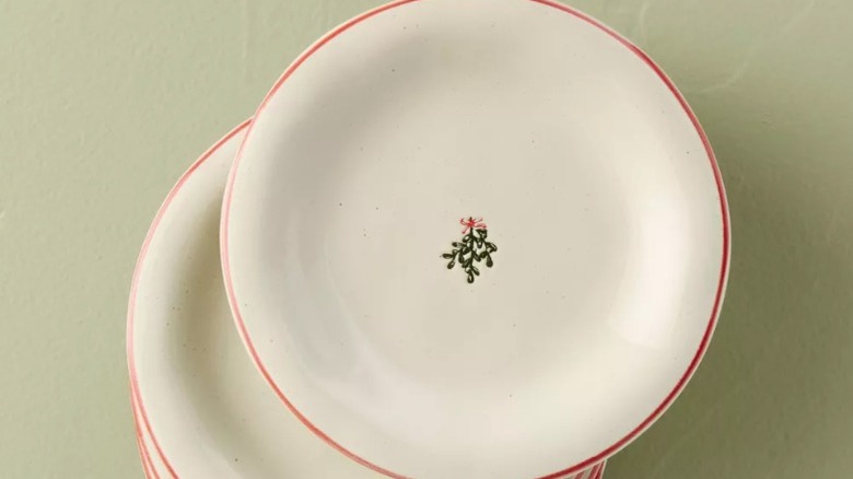 Une pile d'assiettes de Noël en grès Target de sa marque Heart and Hand.
