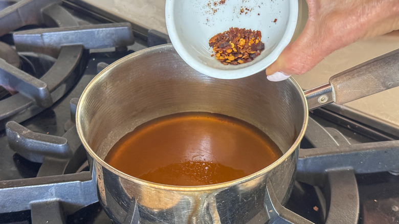 ajouter des flocons de piment rouge dans la casserole
