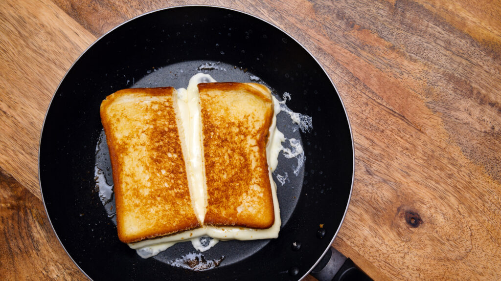 Faites passer le fromage grillé au niveau supérieur en le combinant avec ce classique de la Nouvelle-Orléans
