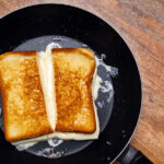 Faites passer le fromage grillé au niveau supérieur en le combinant avec ce classique de la Nouvelle-Orléans