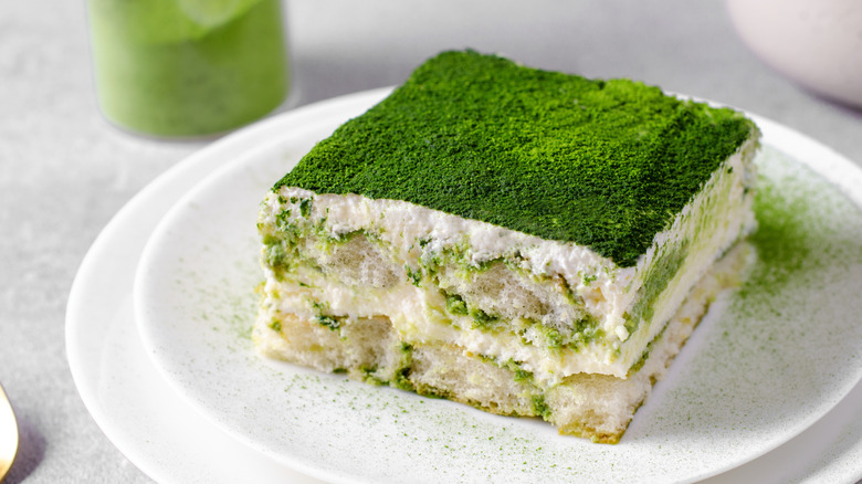 Matcha Tiramisu avec un extérieur vert et un intérieur moucheté de vert