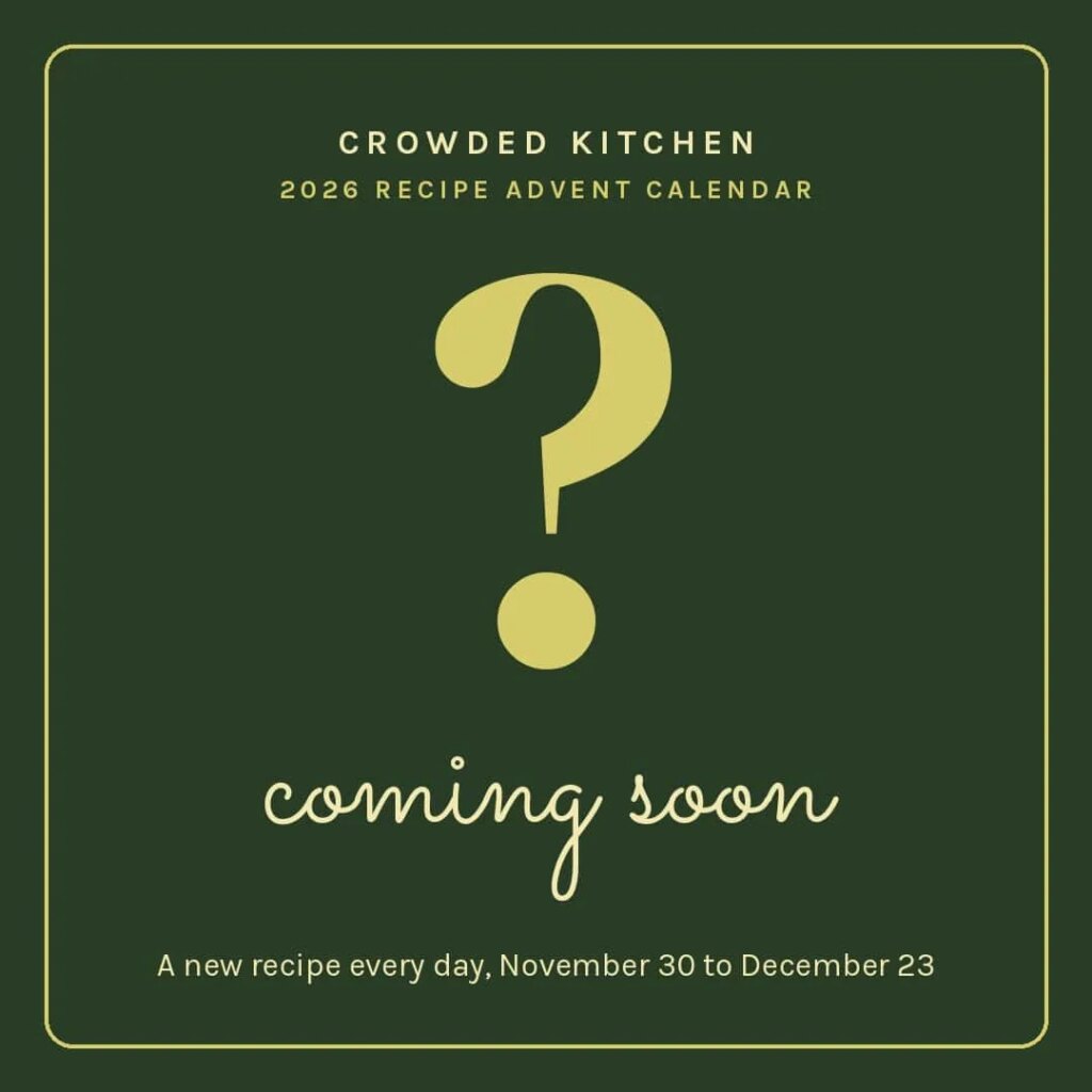 Point d'interrogation doré sur fond vert avec texte indiquant le calendrier de l'Avent des recettes Crowded Kitchen 2026, à venir.