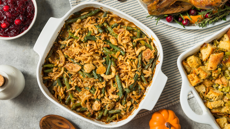 Casserole de haricots verts, farce et sauce aux canneberges sur une table